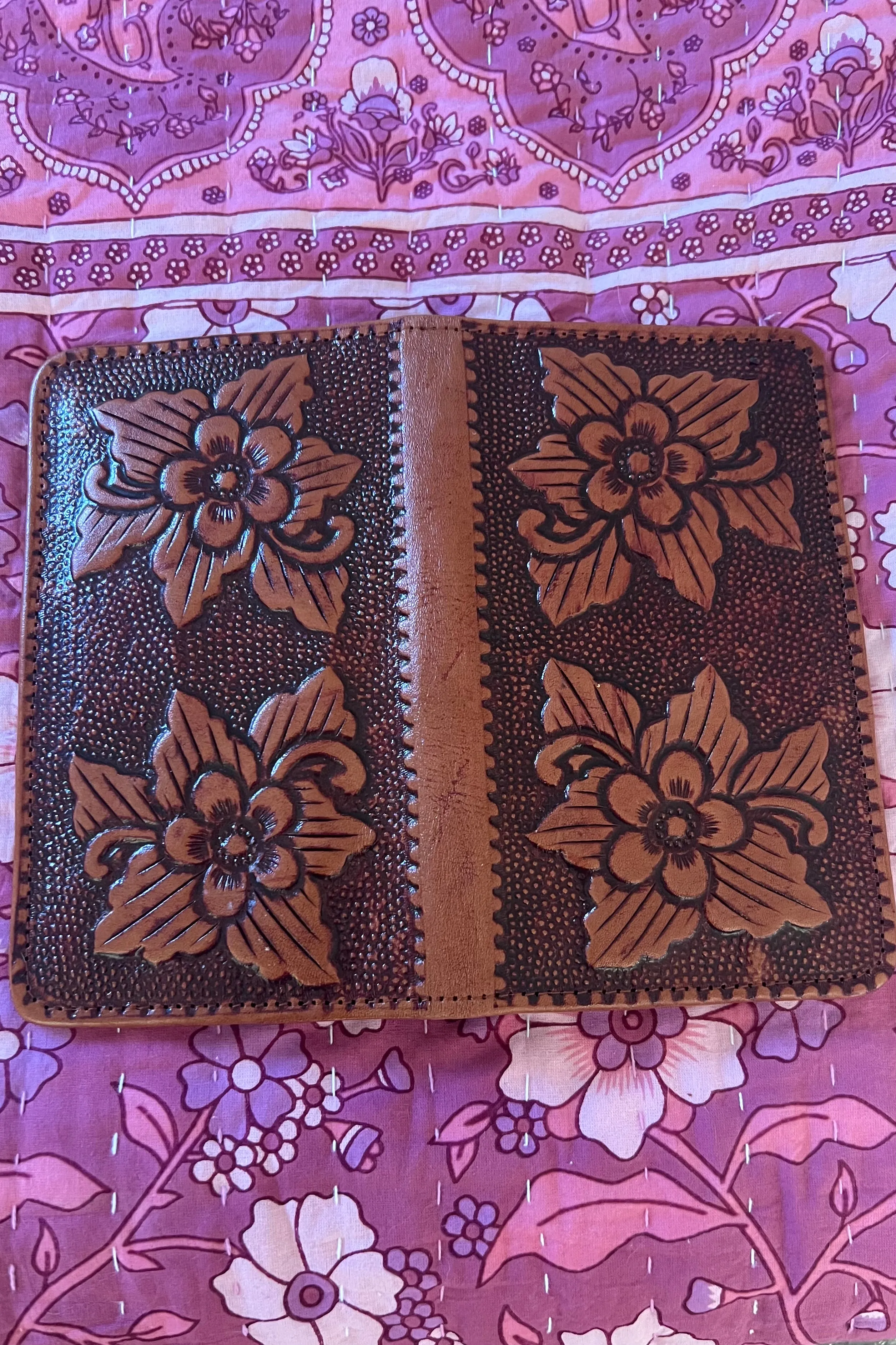 HAND TOOLED FLOWER FLAT WALLET VINTAGE BROWN